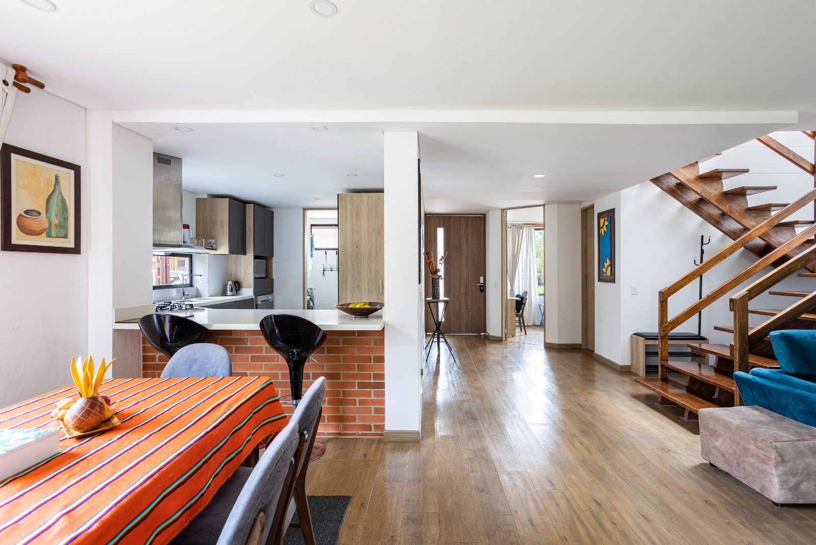 Vivienda reformada con salón, comedor y cocina abierta